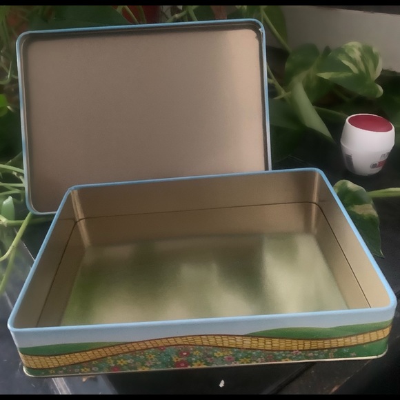 Vintage.  Wizard of Oz Tin with cardboard slip cover used - Picture 6 of 6